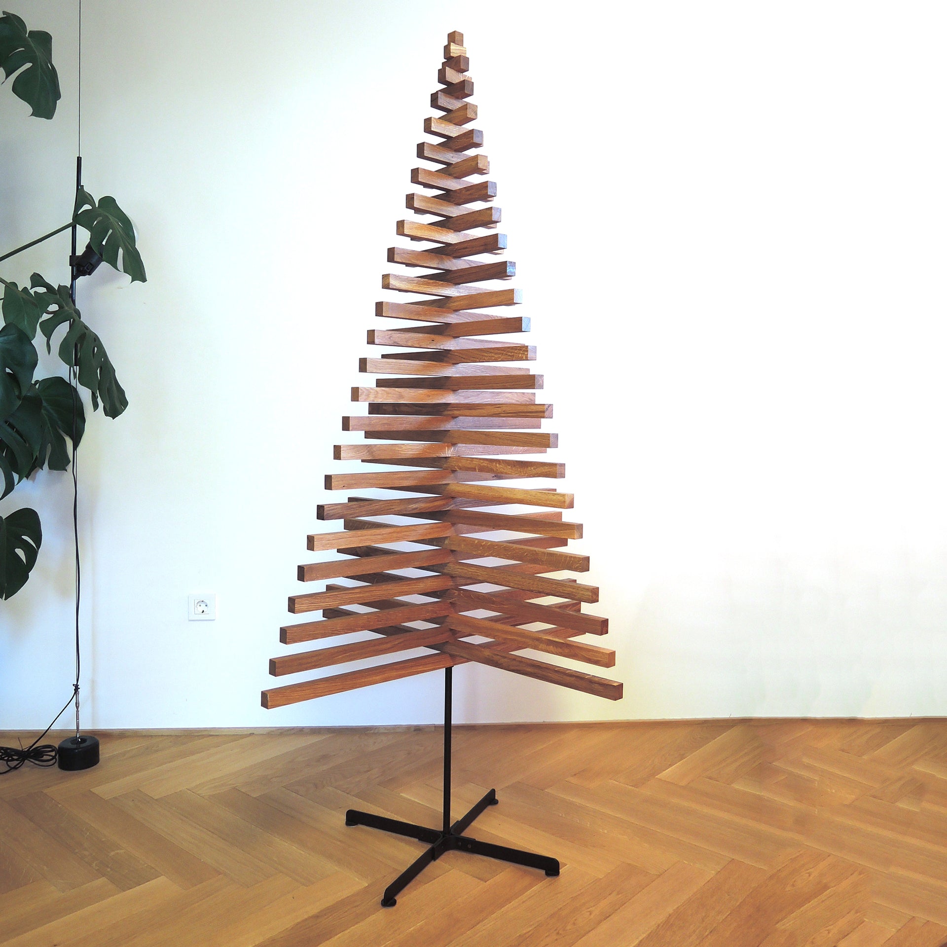 EXTRA LARGE YELKA - 187 cm / 6,1 feet - oak / walnut - black stand